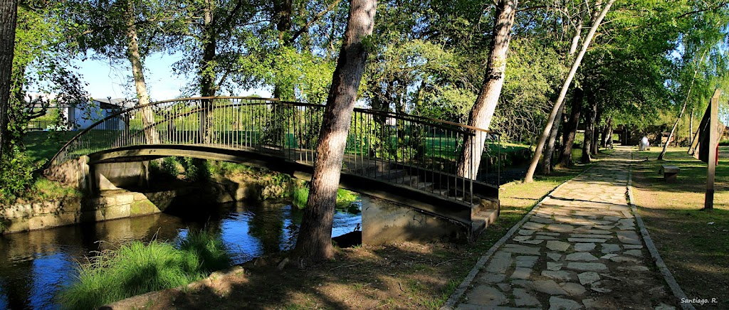 Parque infantil del paseo fluvial de Maceda