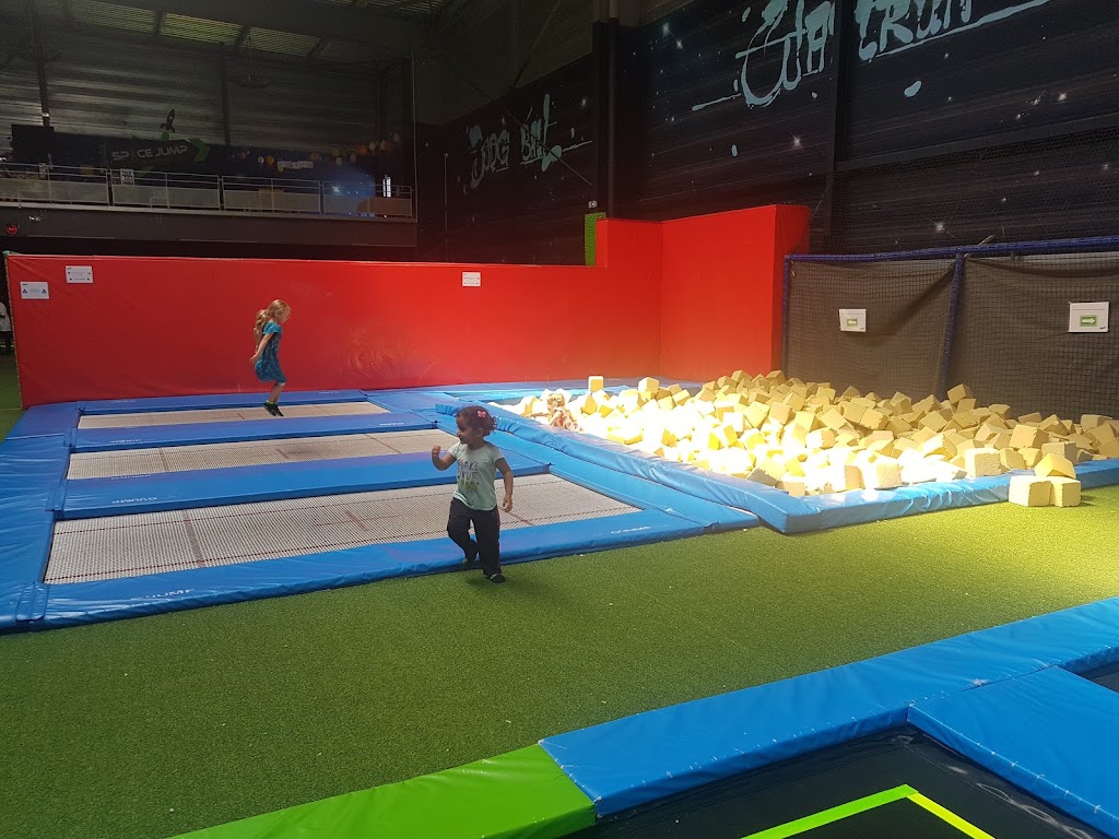 Fly Academy - Trampoline Park 7